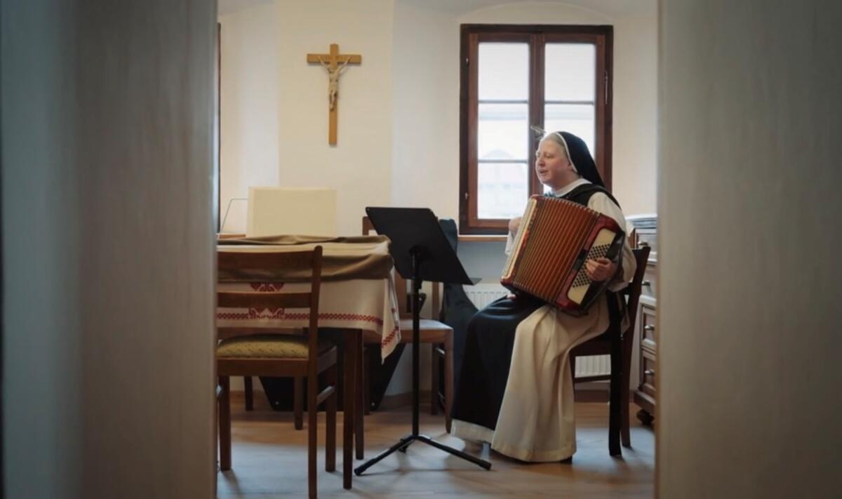 Sr. Teresita spielt auf dem Akkordeon