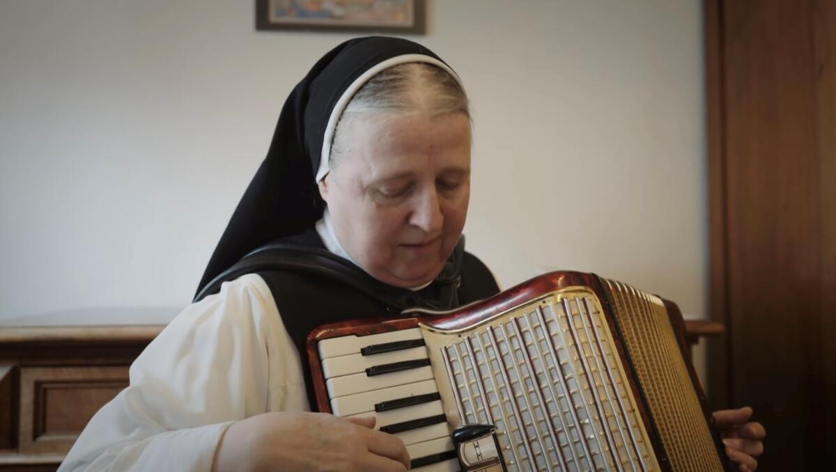 Sr. Teresita spielt auf dem Akkordeon