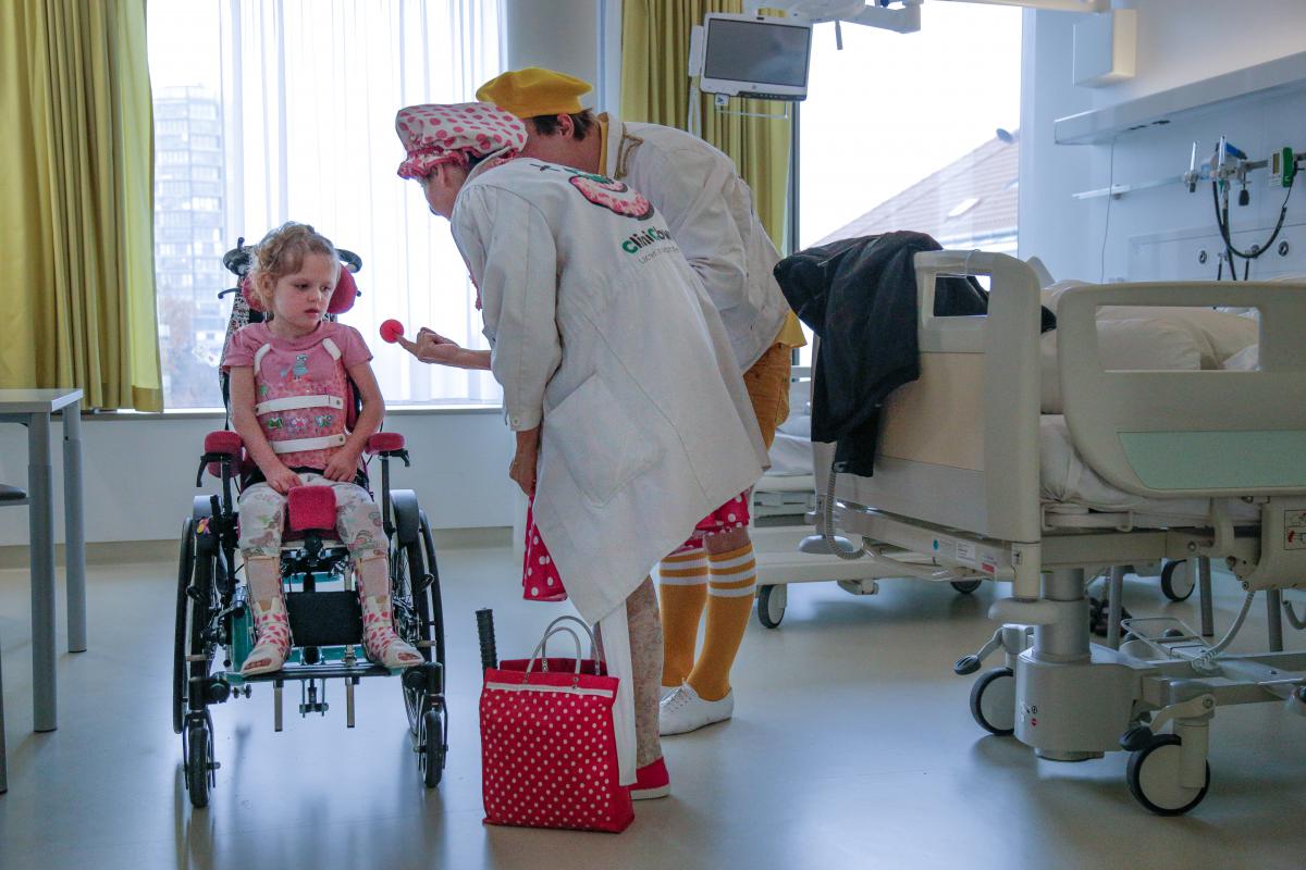 Verena Wondrak und Christoph Schiele (Cliniclowns) mit Patientin im Franz-Joseph-Spital