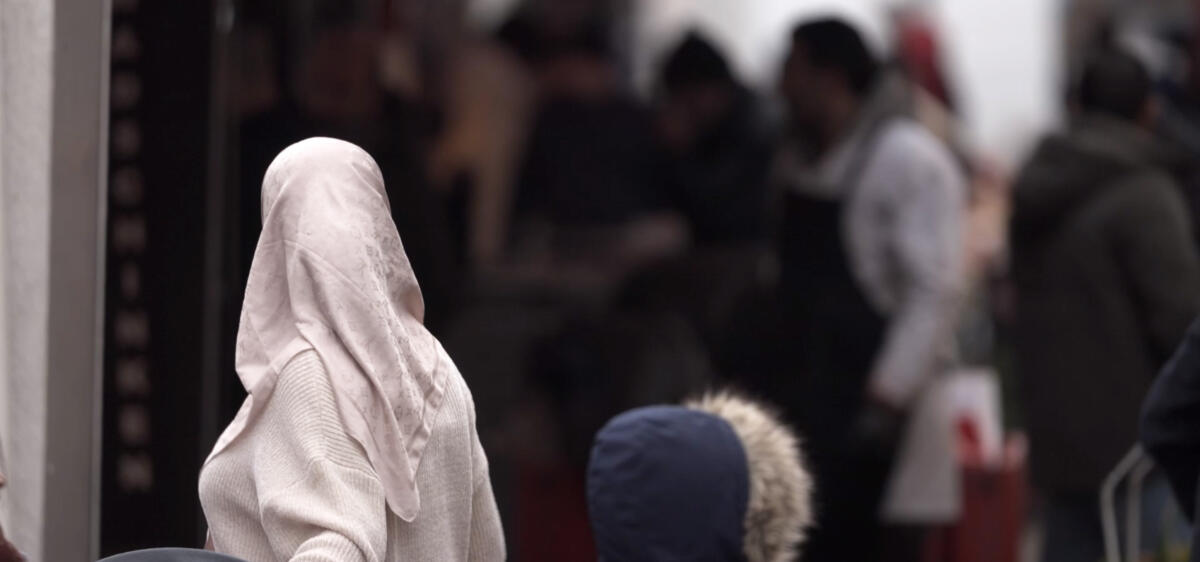 k&q_Glaubensfrage Kopftuch_Strassenszene Wien_Metafilm